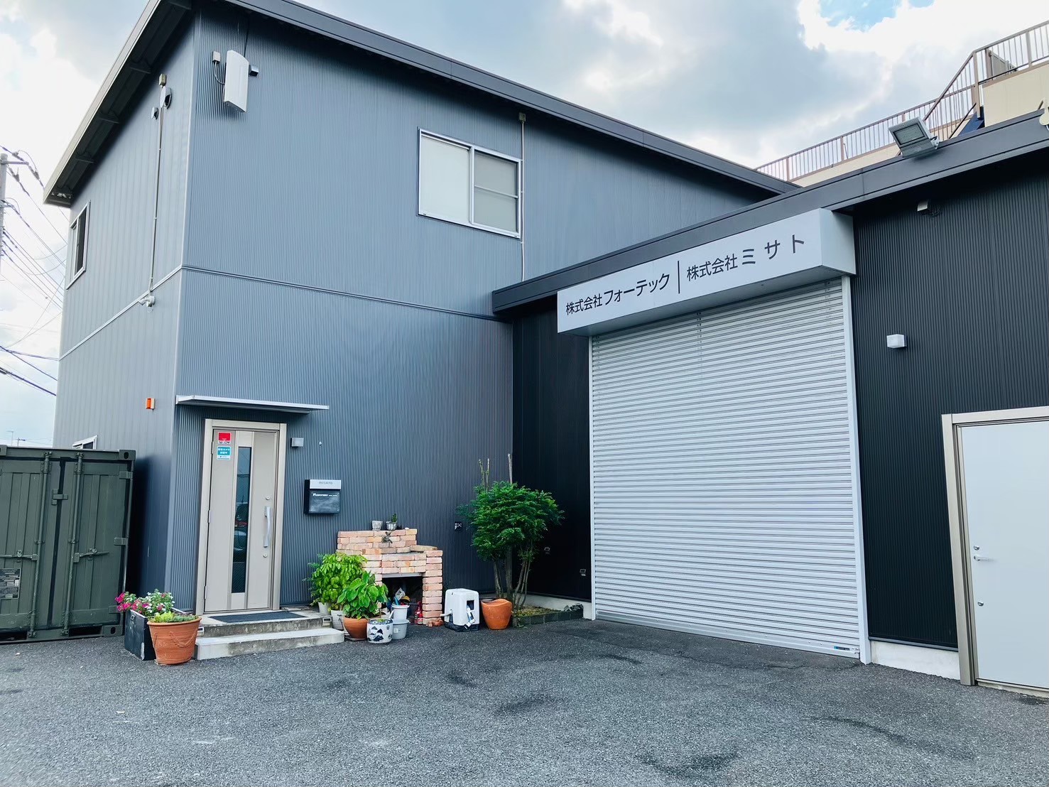 ユニットバス施工の下準備を進める職人