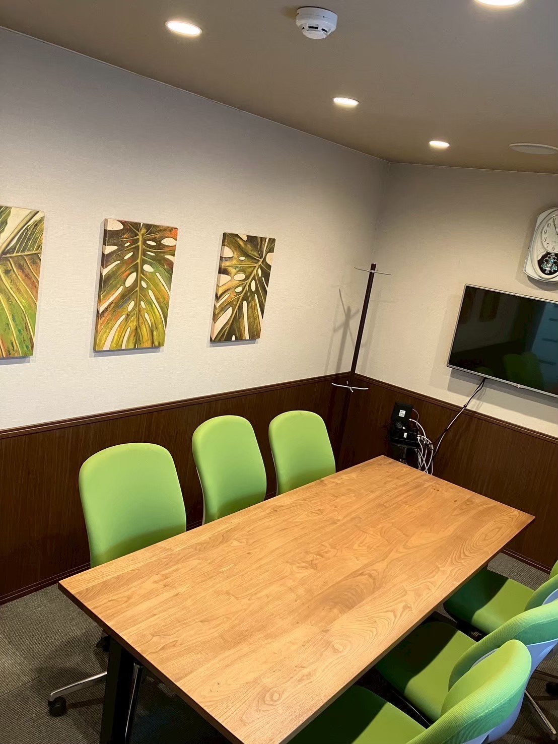 浴室パネルを丁寧に設置するスタッフ