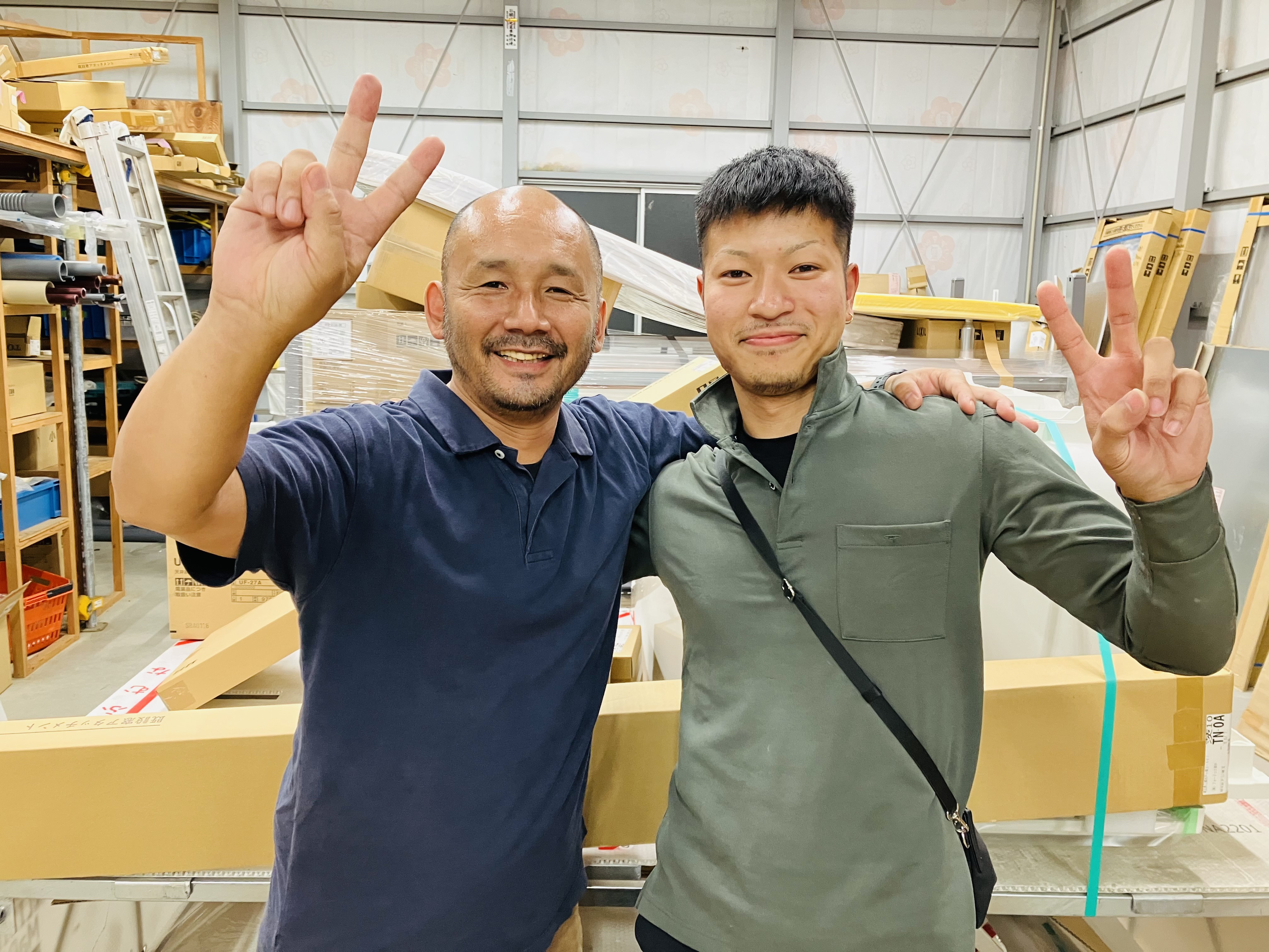 システムキッチン施工で配管を確認する職人