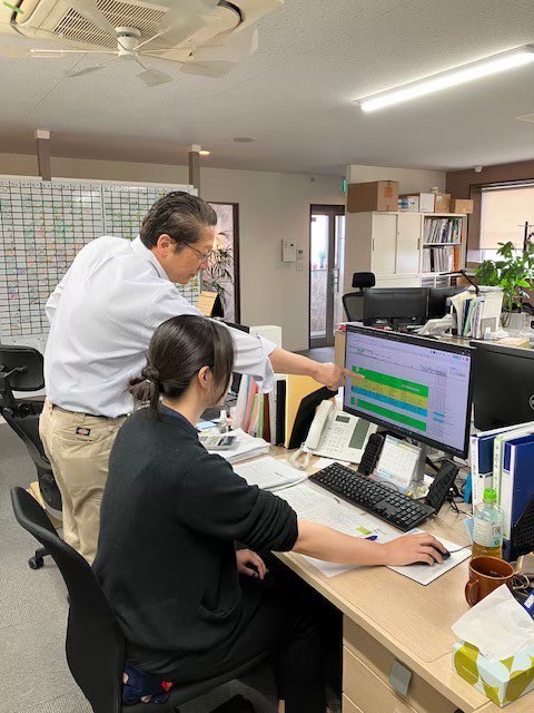 工具を使って丁寧に仕上げを行う施工スタッフ