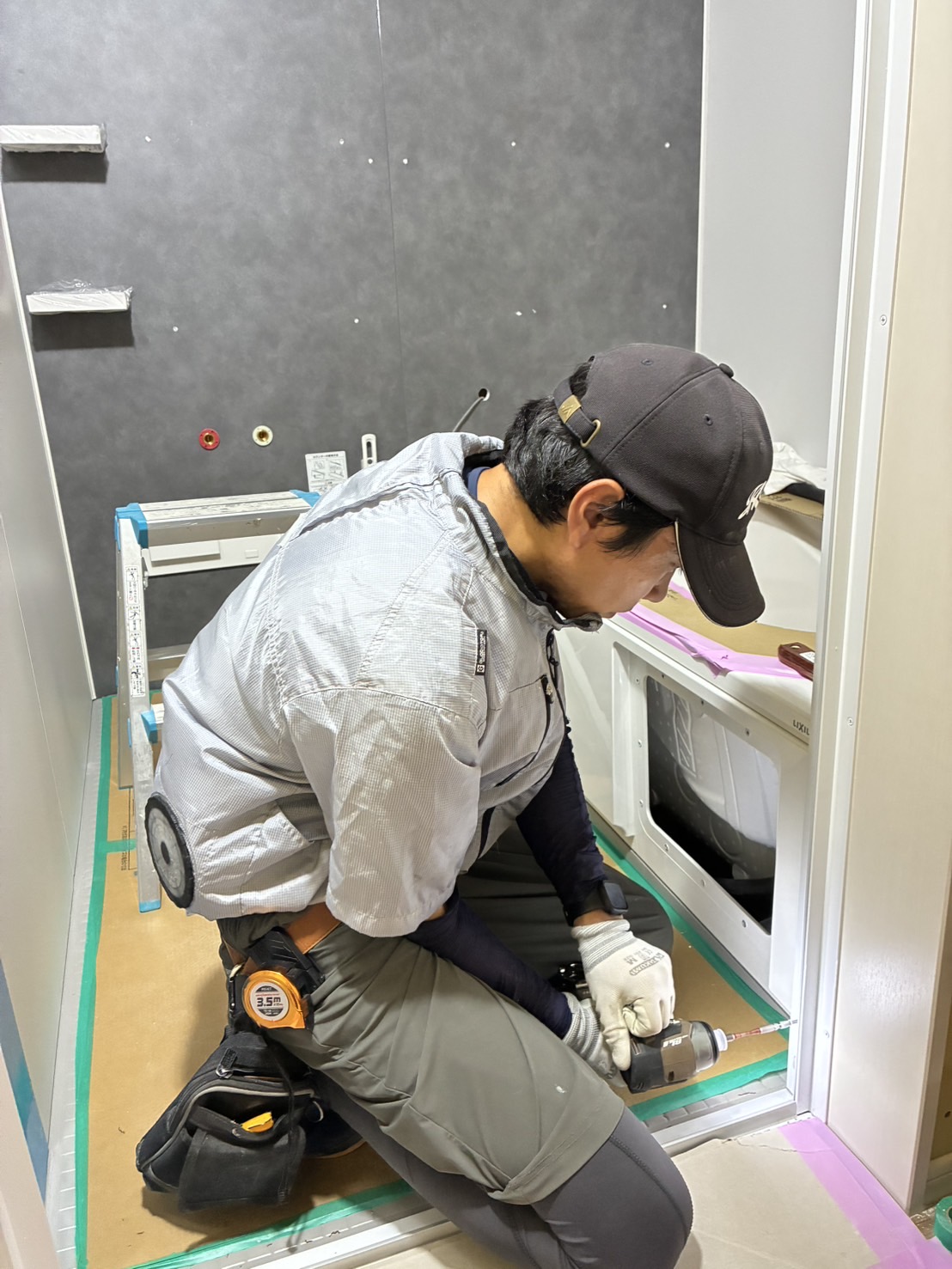 完成した浴室空間を確認するスタッフ